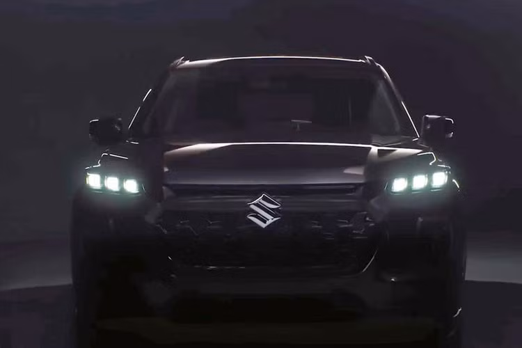 Qua những hình ảnh nhá hàng, có thể thấy mẫu xe SUV Suzuki Grand Vitara 2022 hạng B mới của thương hiệu Suzuki được trang bị nẹp mạ crôm dày dặn nằm vắt ngang đầu xe, theo phong cách giống "người anh em" Brezza thế hệ mới. Nằm bên dưới nẹp mạ crôm này là lưới tản nhiệt khá rộng với mắt lưới sơn màu đen bóng.
