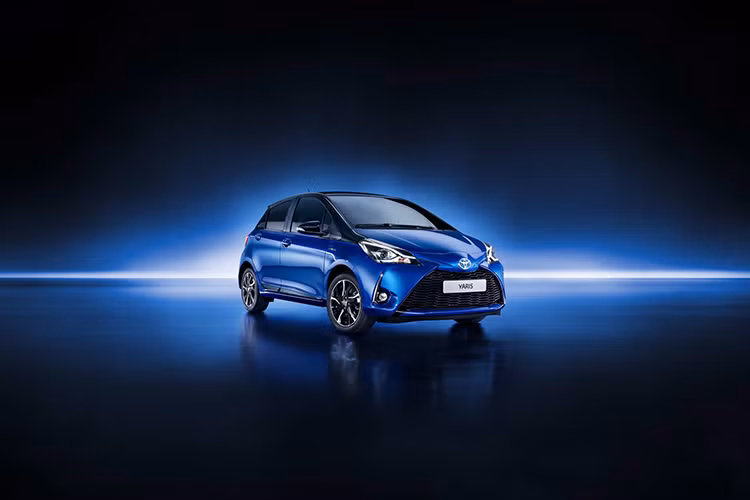 Ngoài ra, ngoại hình của mẫu xe cỡ nhỏ mới này cũng sẽ được Toyota trang bị một lưới tản nhiệt và hút gió lớn. Cản sau của xe được định hình lại và sở hữu cặp đèn hậu mới. Đặc biệt ở phiên bản cao cấp SE, xe còn được trang bị thêm bộ mâm hợp kim 16 inch.