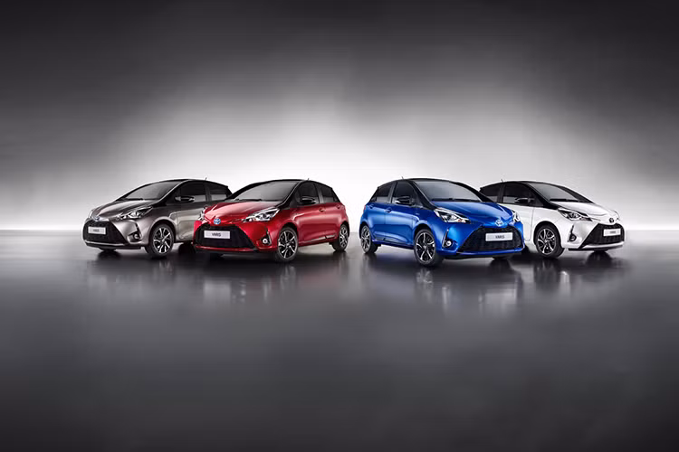 Yaris 2018 có 8 màu ngoại thất để lựa chọn. Trong đó bào gồm màu xanh Blue Eclipse, màu 2 tông Blue Eclipse và Black Sand Pearl Roof. Sau khi ra mắt tại triển lãm New York Auto Show vào tháng 4 này cùng với chiếc Sienna mới, Toyota Yaris 2018 sẽ cập bến các đại lý vào khoản mùa hè năm nay với mức giá chưa được công bố.