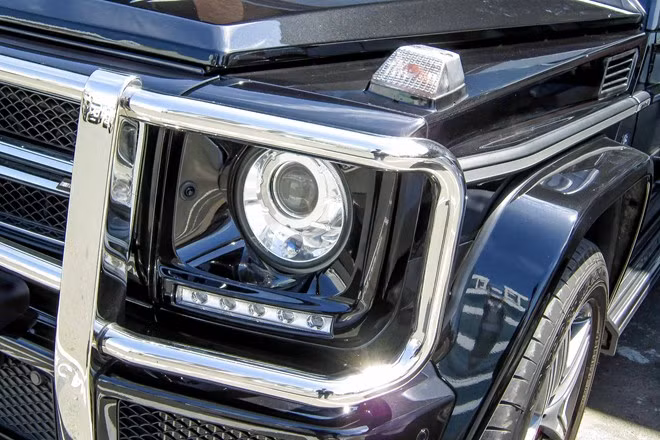 Mặc dù mang hình dáng cổ điển, G-Class vẫn được trang bị những công nghệ tiên tiến nhất. Cụm đèn pha thông minh, chiếu sáng bằng LED...