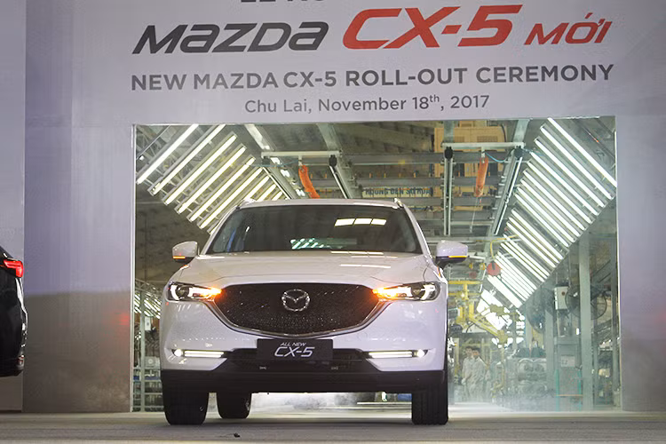 Thaco vừa chính thức tổ chức lễ xuất xưởng và công bố giá bán cho mẫu xe ôtô Mazda CX-5 hoàn toàn mới tại nhà máy lắp ráp Mazda thuộc khu công nghiệp Chu Lai, Quảng Nam. Tại thị trường Việt Nam, Mazda CX-5 là mẫu xe liên tiếp dẫn đầu phân khúc CUV tại thị trường trong nước.