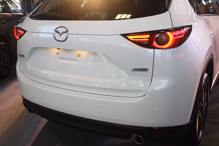 Về tổng thể, Mazda CX-5 mới được thiết kế vuông vắn và góc cạnh hơn, lấy cảm hứng từ dòng CX-3 và CX-9. Mặt trước của CX-5 mới mở rộng thêm 10 mm so với bản cũ. Cột chữ A được đẩy lùi về phía sau xấp xỉ 35 mm. Phía sau, sự khác biệt thể hiện ở cụm đèn hậu đồng nhất thiết kế với đèn pha phía trước.