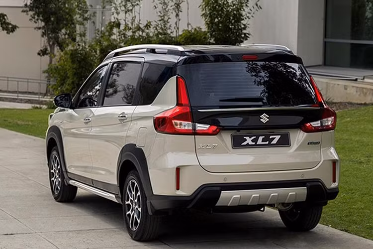 Bên cạnh việc trang bị động cơ tiết kiệm nhiên liệu, Suzuki XL7 hybird cũng ghi điểm trong mắt người tiêu dùng khi được hãng cải tiến về ngoại thất như mặt ca lăng, gương chiếu hậu, la zăng kiểu mới; phần nóc xe được sơn đen giúp chiếc xe có vẻ ngoài thể thao hơn. Phần đuôi có thêm logo hybird giúp phân biệt với các dòng Suzuki XL7 trước đây.