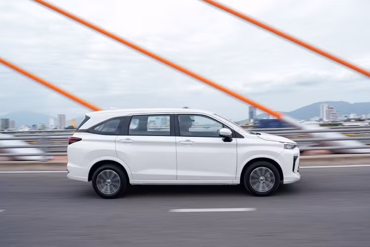 Riêng bản cao cấp CVT còn được bổ sung thêm một số tính năng an toàn khác như: hệ thống cảnh báo điểm mù, cảnh báo phương tiện cắt ngang phía sau, túi khí bên hông phía trước và túi khí rèm.