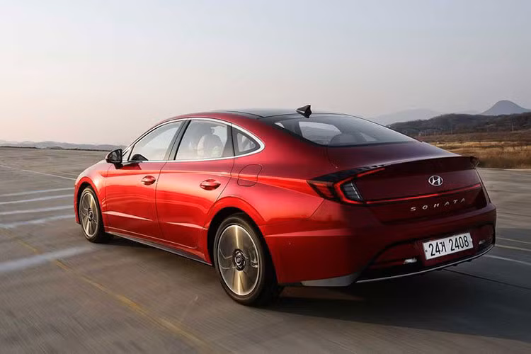 Theo đánh giá từ trang Motor1 - nhìn chung, so với các đối thủ cùng phân khúc như Mazda6 và Toyota Camry, Hyundai Sonata 2020 vô cùng tự tin ở mọi mặt: từ kiểu dáng tươi mới, sang trọng cho đến nội thất cao cấp đầy công nghệ hiện đại và dải động cơ phù hợp với nhiều nhóm khách hàng.