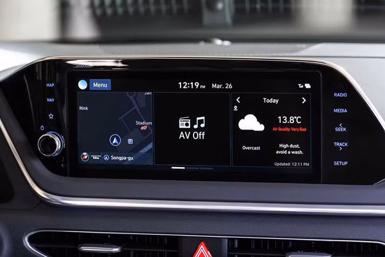 Trần xe mềm mại là một điểm cộng cho Sonata 2020, chưa hết, hàng ghế sau còn có những đường chỉ khâu tinh xảo - điều thường chỉ có trên những chiếc xe sang trọng hàng đầu. Ngoài ra, hệ thống điều hòa trên xe được kiểm soát bằng các núm xúc giác giống Audi cũng là chi tiết giúp nâng thêm sự cao cấp cho Sonata 2020.