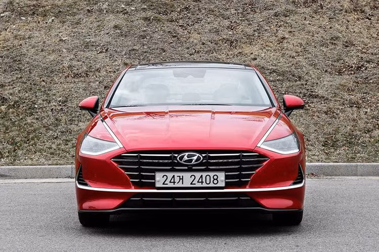 Những đặc điểm ngoại thất ấn tượng khác của Sonata 2020 phiên bản mới này gồm có lưới tản nhiệt Cascading Grille mới và cụm đèn pha độc đáo, kết hợp cùng dải đèn ngày LED - lấy cảm hứng từ mẫu HDC-2 concept - tích hợp vào dải crôm chạy dọc theo nắp ca-pô.
