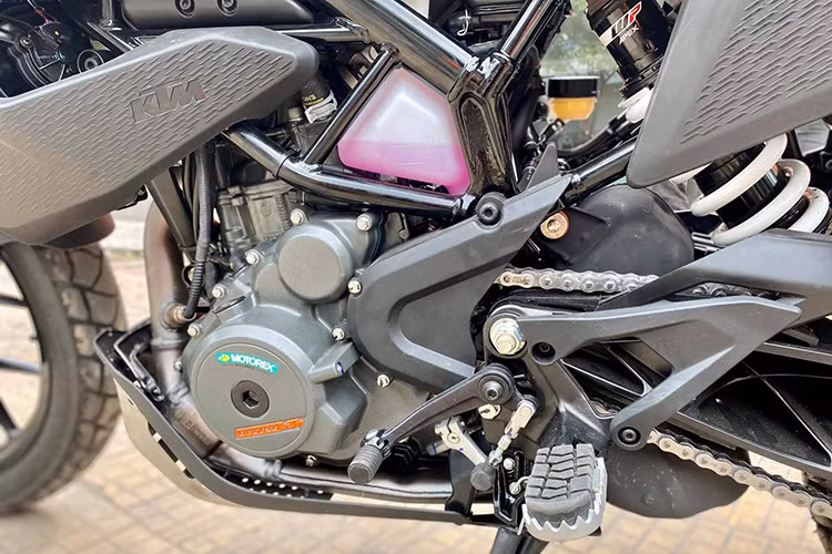 KTM trang bị cho 390 Adventure động cơ tương tự 390 Duke, dung tích 373 cc, xy-lanh đơn, làm mát bằng dung dịch. Khối động cơ này trên 390 Adventure sản sinh công suất 44 mã lực tại 9.000 vòng/phút, mô-men xoắn cực đại 37 Nm tại 7.000 vòng/phút. Sức mạnh được truyền đến bánh sau thông qua hộp số côn tay 6 cấp, đi kèm là bộ ly hợp chống trượt PASC.