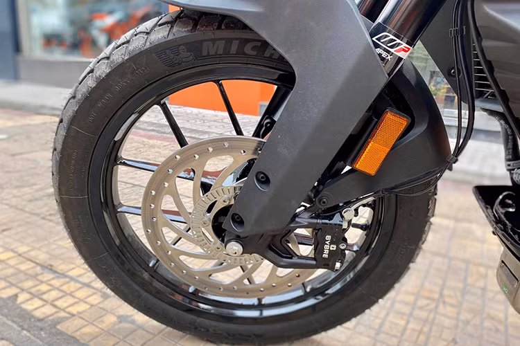 Yên xe ở vị trí người lái đạt mức 855 mm, thông số này cho cảm giác cao nhưng thiết kế yên nhỏ dần về phía trước giúp những người có chiều cao 1,7 m vẫn có thể điều khiển xe dễ dàng. Phần yên sau có thiết kế dày và tương đối rộng. Quây gió phía trước được tạo hình đơn giản nhưng dữ tợn với những đường nét góc cạnh. Bình xăng của 390 Adventure có dung tích 14,5 lít.