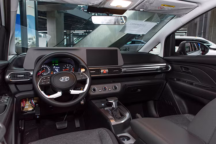 Các mâu xe như Toyota Veloz Cross, Avanza Premio và Mitsubishi Xpander được hỗ trợ 50% lệ phí trước bạ, trong khi Toyota Veloz Cross và Avanza Premio còn được tặng thêm 1 năm bảo hiểm thân vỏ. Mức giá sau ưu đãi của Toyota Veloz Cross giao động trong khoảng 606 - 627 triệu đồng, vẫn cao hơn Hyundai Stargazer X.