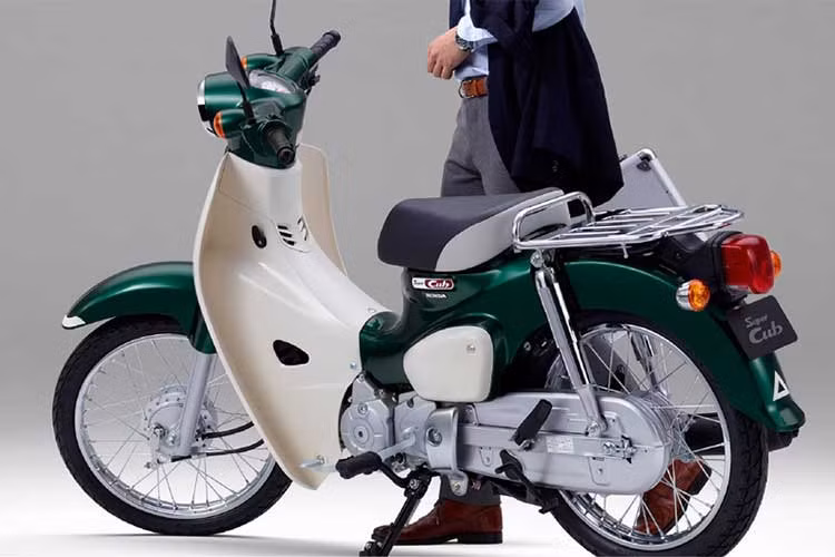 Xe sở hữu sức mạnh đầu ra đạt 8 mã lực tại 7.500 vòng/phút và mô-men xoắn cực đại 8.5 Nm tại 5.500 vòng/phút. Nạp nhiên liệu cho xe là bộ phun nhiên liệu điện tử PGM-FI mới của Honda. Trong khi sức mạnh xe được truyền qua bộ hộp số ly hợp trung tâm và bộ bánh xích. 