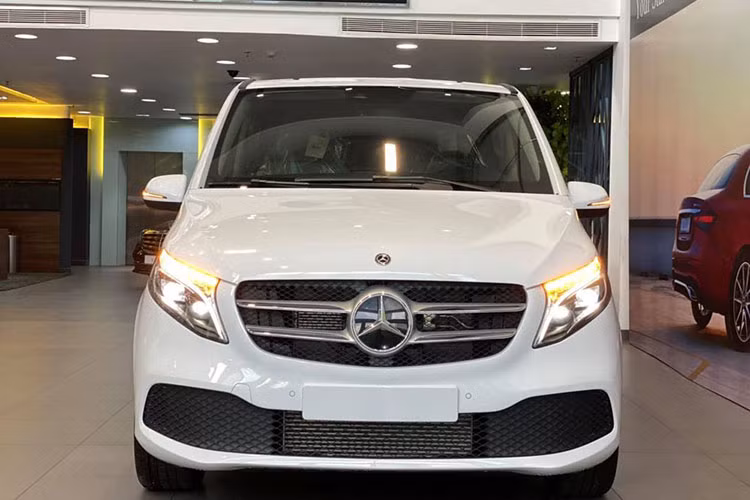Nếu nói về độ sự chịu chơi siêu xe ở trong nước không thể nào bỏ qua cái tên Nguyễn Quốc Cường hay còn được nhiều người biết đến với biệt danh Cường Đô la. Ước tính ông xã của Đàm Thu Trang từng sở hữu hơn 35 chiếc siêu xe đủ chủng loại cũng như thương hiệu. Mới đây nhất, doanh nhân Tây Nguyên đã chốt mua 1 cặp xe Mercedes-Benz V-Class mới để tặng cho 2 con cưng của mình.