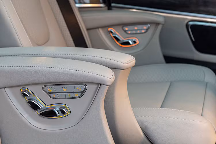 Khoang nội thất Mercedes-Benz V250 Luxury gây ấn tượng với các vật liệu cao cấp như hợp kim nhôm, da và gỗ. Đèn viền nội thất điều chỉnh 3 màu sắc và độ sáng, mẫu xe này còn được trang bị tay lái đa chức năng 3 chấu bọc da Nappa êm ái, tích hợp các nút điều khiển hiện đại. Mặt táp lô có họa tiết sọc đôi chạy ngang cùng màn hình màu TFT 7-inch có độ hiển thị sắc nét.