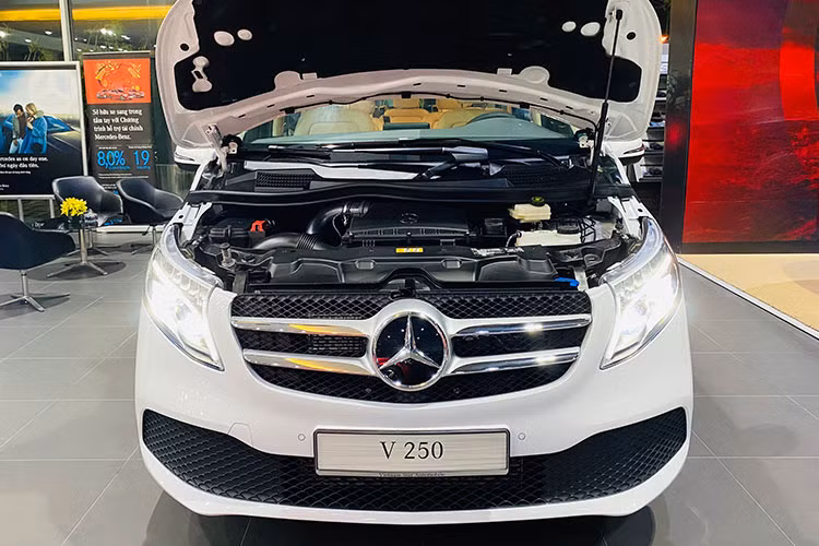Dòng xe Mercedes-Benz phiên bản V250 Luxury sở hữu khối động cơ 4 xi-lanh thẳng hàng, dung tích 2.0 lít sản sinh công suất tối đa 211 mã lực và mô-men xoắn cực đại đạt 350 Nm.