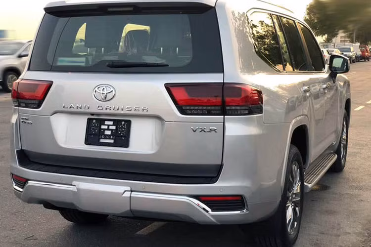 Như vậy, nhìn chung, Toyota Land Cruiser VX 2022 chính hãng chỉ thua kém bản VXR nhập Trung Đông ở một chút ngoại thất, trang bị nội thất và hệ thống treo, mà lại rẻ hơn đáng kể, do đó, xe chính hãng chắc chắn sẽ tiếp cận được nhiều khách hàng hơn. 