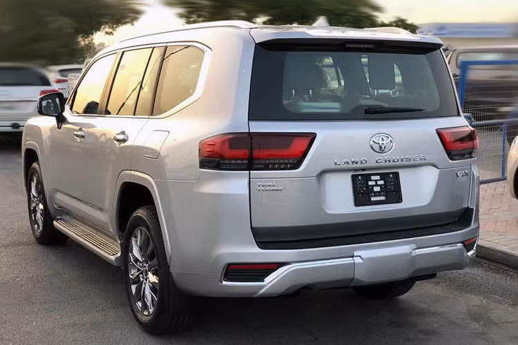 Về trang bị ngoại thất, Land Cruiser VX chính hãng có mâm 18 inch thiết kế đơn giản, còn Toyota Land Cruiser VXR 2022 nhập khẩu Trung Đông sở hữu mâm 20 inch đa chấu bóng bẩy hơn. Chưa hết, bản VXR còn có thêm nhiều chi tiết crôm ở thân xe như ốp gương chiếu hậu ngoài, viền hốc đèn sương mù...giúp tổng thể xe trông cao cấp hơn. 