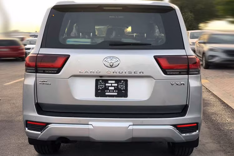 Ngoài ra, cả 2 phiên bản Land Cruiser VXR và VX 2022 đều có hệ thống lựa chọn đa địa hình (Multi Terrain Select) với khả năng tự động đánh giá bề mặt đường và chọn chế độ lái tốt nhất, cùng màn hình hiển thị đa địa hình (Multi-Terrain Monitor), cho phép hiển thị ngay lập tức các chướng ngại vật cho người lái xe thông qua camera dưới gầm xe.