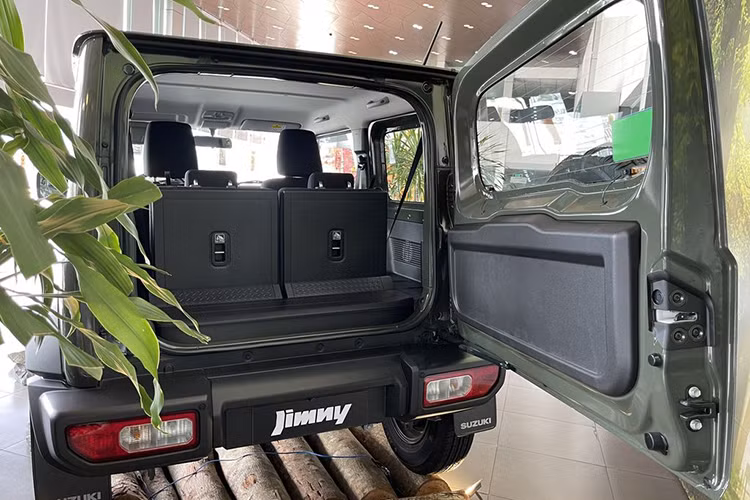 Cung cấp sức mạnh cho Suzuki Jimny tại thị trường Việt Nam là động cơ xăng hút khí tự nhiên 1.5L 4 xi-lanh cho ra công suất tối đa 101 mã lực và 130 Nm mô-men xoắn.
