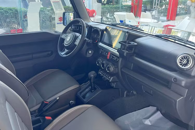 Suzuki Jimny được trang bị nhiều tính năng như đèn pha LED tự động, hệ thống rửa đèn pha, đèn sương mù trước, vành hợp kim 15 inch, lốp 195/80R15, gương chiếu hậu có tính năng chỉnh điện/gập điện, ốp cản trước/sau chống xước và cửa cốp mở ngang đi kèm lốp dự phòng... 