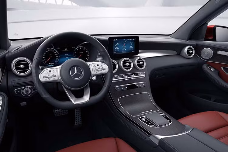 Trên GLC 300 4MATIC, sự kết hợp của bảng đồng hồ tốc độ kỹ thuật số chất lượng cao kích thước 12,3 inch và màn hình giải trí trung tâm mang đến trải nghiệm sắc nét, hiện đại cho hành khách. Bảng đồng hồ tốc độ kỹ thuật số cho phép người lái lựa chọn 3 chế độ hiển thị, bao gồm “Thể thao”, “Cổ điển” và “Hiện đại”. 