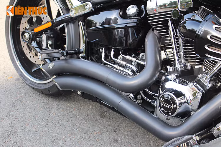 Ở chiếc Harley-Davidson Breakout 2014 này, nó đã được chủ xe trang bị cho một số đồ chơi chính hãng. Đặc biệt nhất chnhs là cặp pô Vance &amp; Hines cho tiếng nổ cực chất.