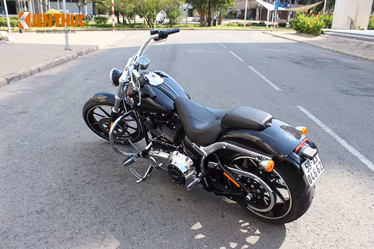 Ở phiên bản này, Harley đã bỏ đi những bộ phận dư thừa không có công dụng nào khác ngoài việc khiến chiếc xe nặng nề hơn. Các chi tiết như; càng bảo vệ chắn bùn và vô số chi tiết trang trí nặng nề đều đã bị lược bỏ.