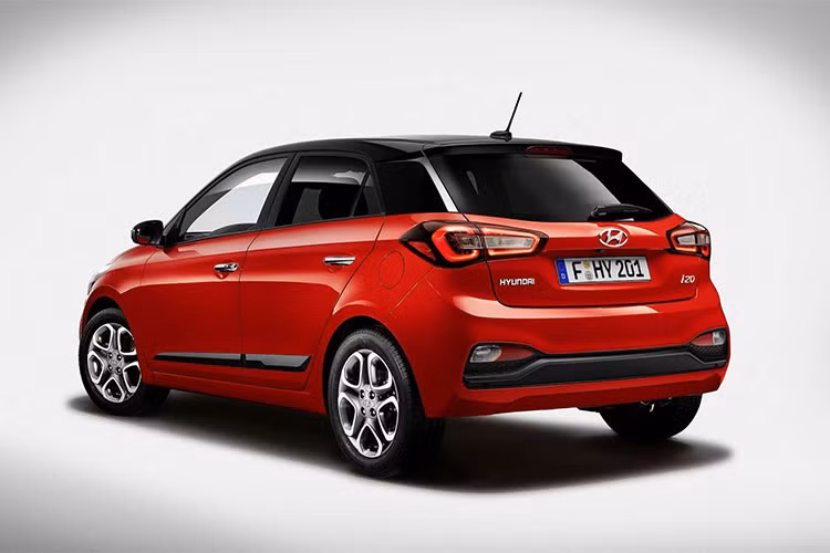 Kích thước tổng thể của Hyundai i20 facelift 2019 lần lượt bao gồm Dài x Rộng x Cao là 3.995 x 1.760 x 1.555 mm cùng chiều dài cơ sở đạt 2.570 mm. Thân xe i20 mới nổi bật với đường gân dập nổi mạnh mẽ, đính kèm với bộ hai thanh nẹp màu đen mạnh mẽ phía cửa xe.