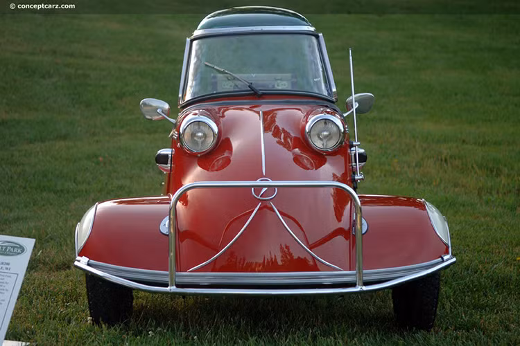 Messerschmitt ra đời sau Thế chiến II. Mẫu xe ba bánh này được đặt ký hiệu là KR175. Ban đầu xe di chuyển bằng điều khiển cơ học, sau đó được gắn một động cơ xăng cỡ nhỏ. Xe được trang bị động cơ hai thì phía sau, dung tích 173 phân khối, một xi-lanh, làm mát bằng khí. Công suất xe là 9 mã lực, hộp số 4 cấp, truyền động bằng xích và không có số lùi.