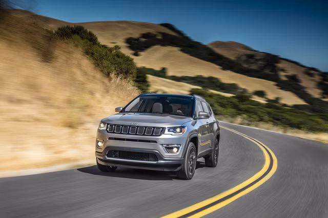 Tại triển lãm ôtô Los Angeles 2016 diễn ra vào tháng 11/2016 vừa qua, hãng xe Jeep đã trình làng mẫu SUV cỡ nhỏ toàn cầu mang tên - Jeep Compass 2017 thế hệ mới, tuy nhiên cho đến nay hãng xe này mới tiếp tục công bố giá bán mẫu SUV cỡ nhỏ hoàn toàn mới này.