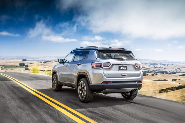  Theo hãng Jeep, Compass 2017 sẽ được định vị giữa Renegade và Cherokee. Trong đó, kích thước của Jeep Compass 2017 gần tương đương với Cherokee. Với thiết kế tương tự, Jeep Compass 2017 sẽ giúp nhãn hiệu Mỹ "vớt vát" những khách hàng không thích Renegade và Cherokee.