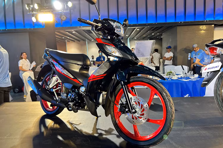 Mẫu xe máy số Suzuki Smash Revo tại Việt Nam từng ra mắt vào năm 2006 và tạo ra cơn sốt, cuốn hút người hâm mộ. Mẫu xe Smash không những bền bỉ, chạy linh hoạt mà còn đem lại khả năng tiết kiệm xăng cực tốt.