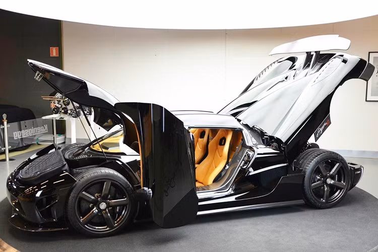Agera R bắt đầu được sản xuất từ giữa 2011. Tính đến hết 2014, đã có 18 xe xuất xưởng. So với Agera tiêu chuẩn, phiên bản R được nâng cao hiệu suất và tính năng.
