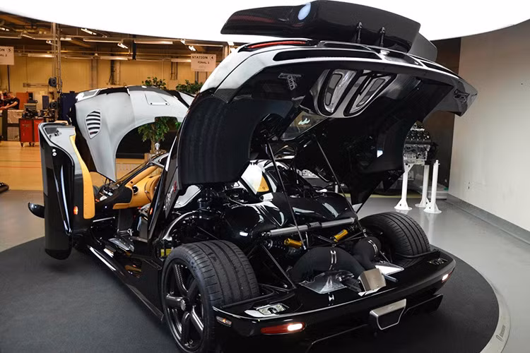 Koenigsegg Agera R là một trong những siêu xe tăng tốc nhanh nhất thế giới. Hypercar Thụy điển chỉ mất 2.8 giây để đạt 0-100 km/h và 7.8 giây để đạt 200 km/h.