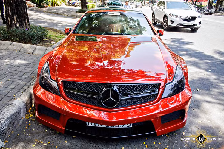 Chiếc xe thể thao Mercedes SL 55 AMG mui xếp độ độc đáo vừa xuất hiện trở lại tại TP HCM. Trước đây, chiếc xe sở hữu màu sơn xám mờ - sau đó, nó được chủ nhân sơn lại màu đỏ và nâng cấp thêm một số chi tiết.