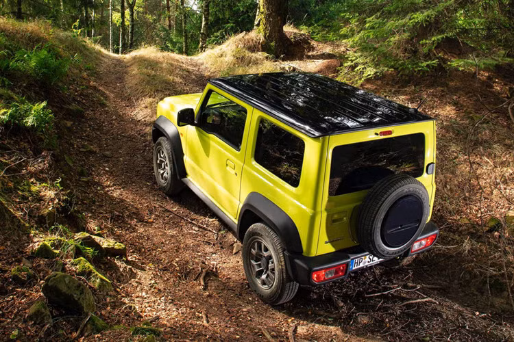 Mẫu xe Suzuki Jimny 2019 gây ấn tượng với thiết kế hình dáng hộp gợi nhớ đến chiếc SUV Mercedes-Benz G-Class nhưng có phần nhỏ gọn hơn. Thế hệ mới của Jimny đã nhận được rất nhiều bình luận quan tâm và tỏ ra yêu thích từ người mê xe trên khắp các diễn đàn, những trang mạng xã hội kể từ lần đầu xuất hiện.