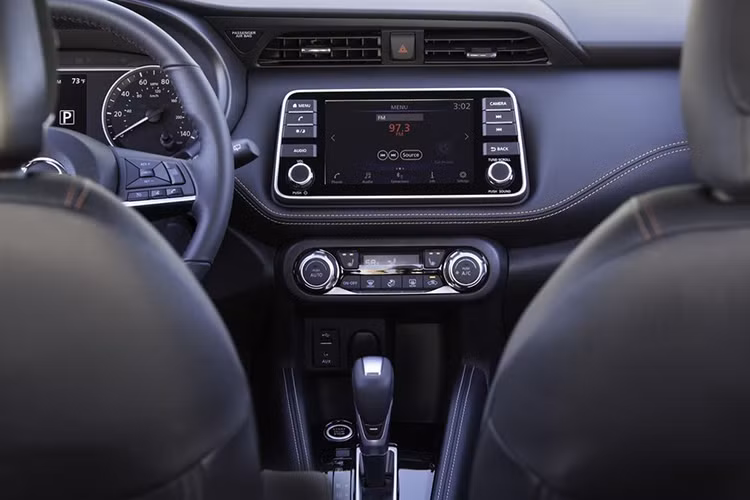 Mặc dù chỉ là một mẫu Crossover nhỏ gọn nhưng Nissan Kicks 2018 sở hữu khoang nội thất khá cao cấp với nhiều chất liệu của xe sang. Thiết kế cabin hài hòa và đẹp mắt, đồng thời được trang bị nhiều tiện nghi cao cấp.