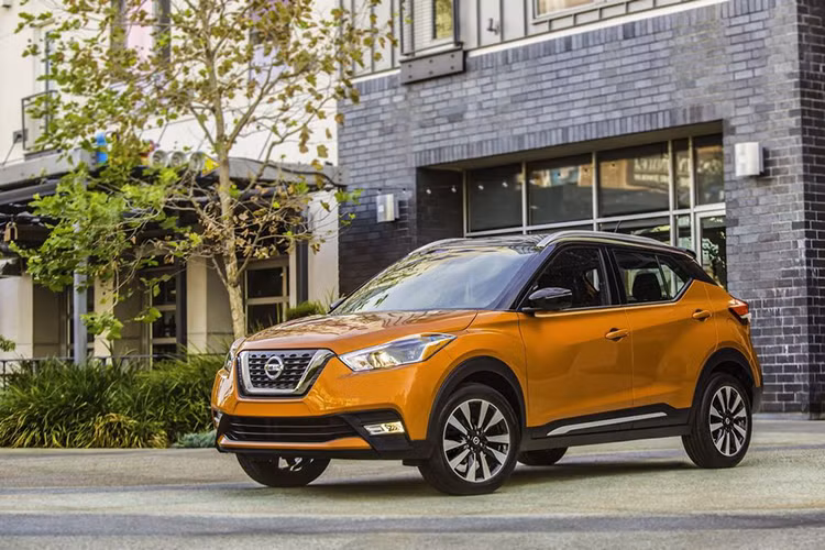 Theo hãng xe ôtô Nissan cho hay, mức tiêu thụ nhiên liệu trung bình của Kicks là 7,12 lít/100km. Mọi phiên bản của xe cũng sẽ được trang bị sẵn hệ thống phanh khẩn cấp tự động, trong khi những bản cao cấp còn có hệ thống theo dõi điểm mù và cảnh báo xe băng qua phía sau.
