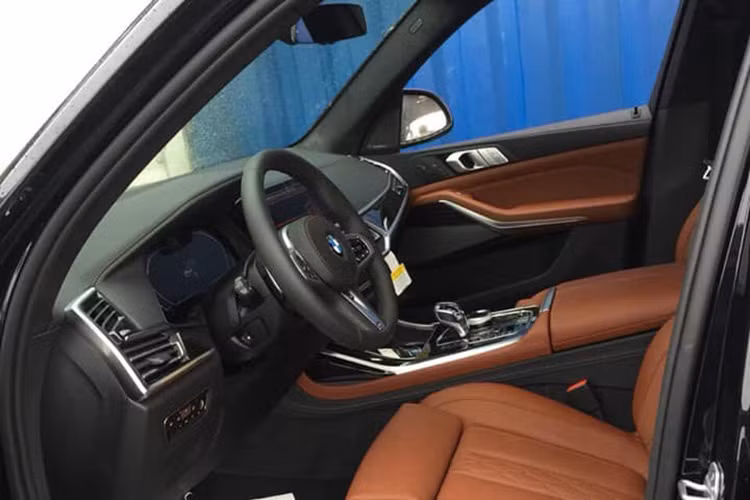 Các trang bị hiện đại có mặt trên mẫu SUV hạng sang BMW X7 2019 mới bao gồm; màn hình giải trí 10,25 inch, đồng hồ công-tơ-mét 12,3 inch LCD, da cao cấp, núm xoay iDriver, hệ thống ra lệnh bằng cử chỉ, hệ thống âm thanh Harman Kardon cao cấp... tất cả đều góp mặt đầy đủ.