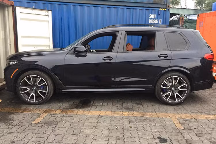 Xe có kích thước với chiều dài tổng thể 5.151 mm, chiều cao 1.805 mm và chiều dài cơ sở 3.105 mm. Trọng lượng của BMW X7 xDrive40i M Sport lên tới hơn 2,3 tấn. Cặp mâm 5 chấu kép với kích thước 21 inch ấn tượng. Phần đuôi xe với những đường nét mạnh mẽ, cứng cáp cùng dải đèn hậu Full-led hình chữ L, thanh chrome chạy ngang đuôi xe lớn.