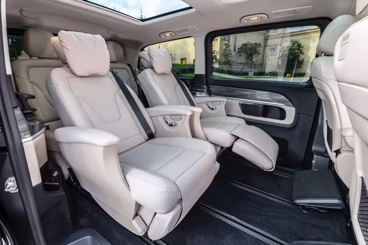 Các tiện nghi mới đáng chú ý trên V-Class 2019 là hàng ghế sau rộng rãi với thiết kế 4 chỗ ngồi cùng bàn làm việc tiện dụng (tùy chọn) có thể ngả lưng ghế và có các chức năng massage, sưởi ấm, làm mát giống như trên xe sang S-Class.