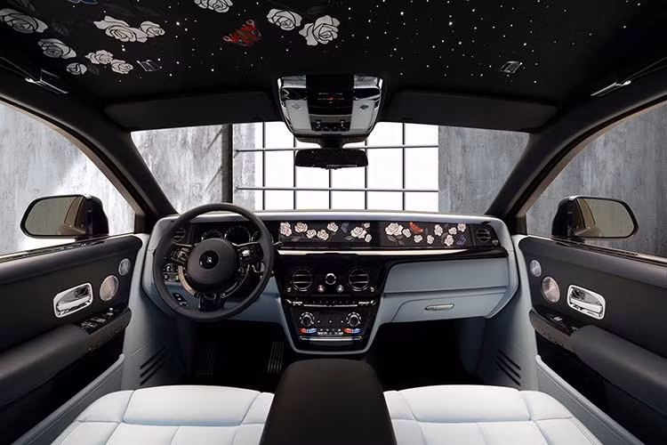 Theo ông Hatherall, vẻ đẹp khi vườn hồng nở rộ chính là khởi nguồn của chiếc xe Rolls-Royce Phantom Rose này. Ông cùng vị khách hàng người Thụy Điển đã cố gắng đem toàn bộ vẻ đẹp tràn đầy sức sống của thiên nhiên đó lên không gian nội thất của chiếc Rolls-Royce Phantom Rose.