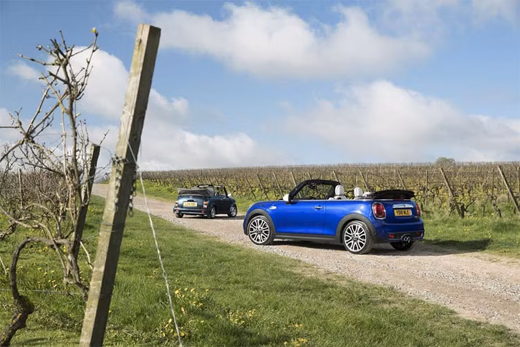 Phiên bản đặc biệt mới này dựa trên cơ sở chiếc Cooper S Convertible. So với những chiếc MINI Convertbile thường, phiên bản Convertible 25th Anniversary đặc biệt nổi bật với màu sơn Starlight Blue xanh ánh kim. 