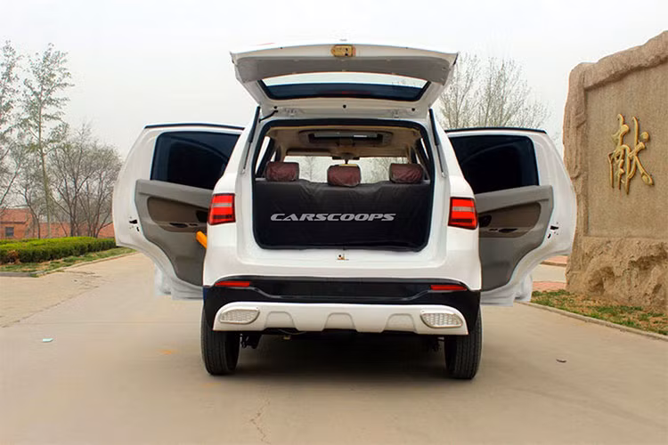 Khá khen cho công ty Shandong Fengde đã thực hiện công việc sao chép thiết ngoại thất của Mercedes-Benz GLE một cách tuyệt vời, với phần đầu xe gần như là một phiên bản thu nhỏ, hoàn hảo của bản gốc. Nó còn có cả logo ngôi sao 3 cánh đặt trên lưới tản nhiệt tương tự hàng xịn.
