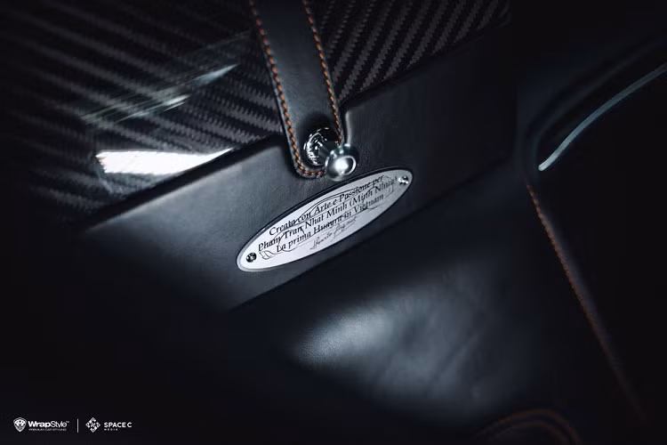 Với 2 màu là đen mờ và xanh mờ, ngoại hình của siêu phẩm Pagani Huayra còn có nhiều chi tiết thể hiện cá tính cũng như phong cách chơi xe riêng của đại gia này với logo công ty gia đình, chữ ký hay còn số 405 xuất hiện trên mui xe. Cuối cùng là phía dưới cánh gió đuôi của xe Pagani Huayra được dán màu đỏ-trắng-xanh.