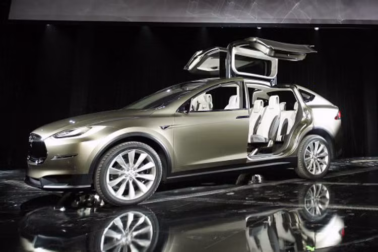 Nó được phân biệt như vậy để tránh nhầm lẫn với Model S có lựa chọn 7 chỗ ngồi nhưng 2 chỗ ở hàng ghế thứ 3 chỉ dành cho trẻ em.