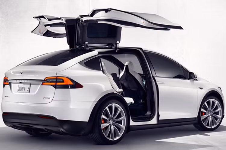 Điểm đặc trưng của Tesla Model X đó là 2 cánh cửa mở kiểu cánh chim tích hợp cảm biến phát hiện va chạm khi đậu trong garage.
