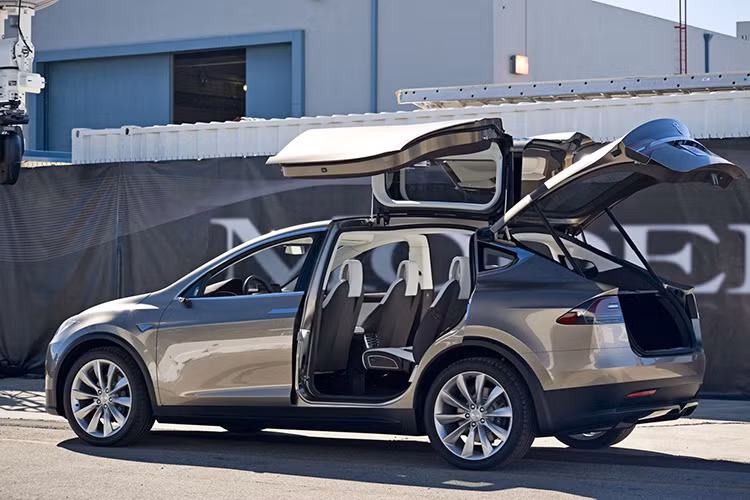 Với những thông số mà Tesla đưa ra, chiếc xe này chắc chắn không có đối thủ trực tiếp vào thời điểm hiện tại.