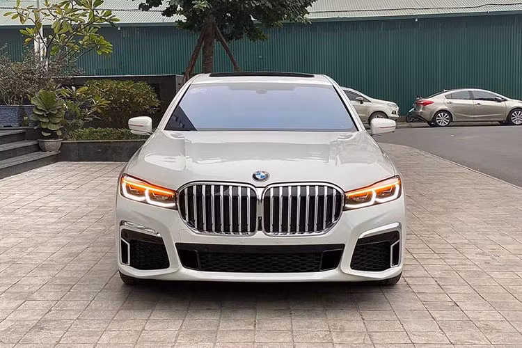 Mức giá xe BMW 730Li M Sport 2020 khi mới ra mắt tại Việt Nam vào tháng 6/2020 được công bố chính hãng là 4,369 tỷ đồng (chưa tính mức ưu đãi mới nhất năm 2021). Chiếc xe trong bài viết đã được chủ nhân đăng ký và đang được chào bán tới 4,49 tỷ đồng trên sàn xe cũ Hà Nội, đắt hơn khoảng hơn 100 triệu đồng so với xe đập hộp.