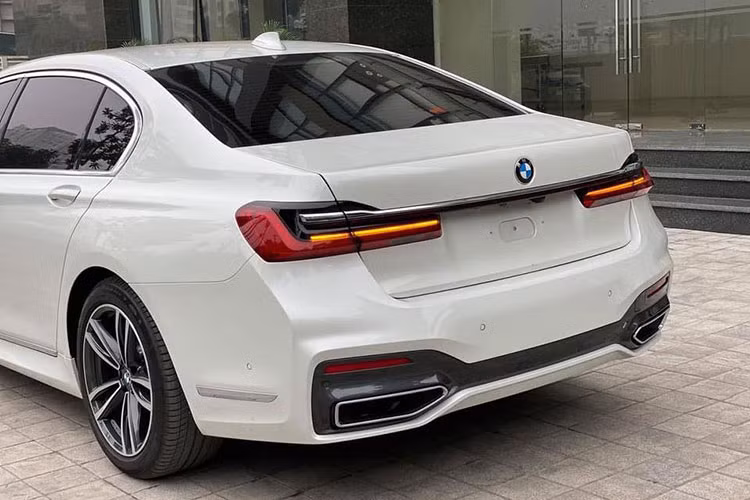 Theo thông số nhà sản xuất công bố, BMW 730Li M Sport chỉ mất khoảng 6,3 giây để tăng tốc từ 0 – 100 km/giờ. Trong khi bản BMW 740Li chỉ mất 5,6 giây. Xe có tốc độ tối đa 250 km/giờ. Các phiên bản của BMW 7-Series 2020 đều được trang bị hệ thống treo khí nén và hệ thống đánh lái bánh sau.