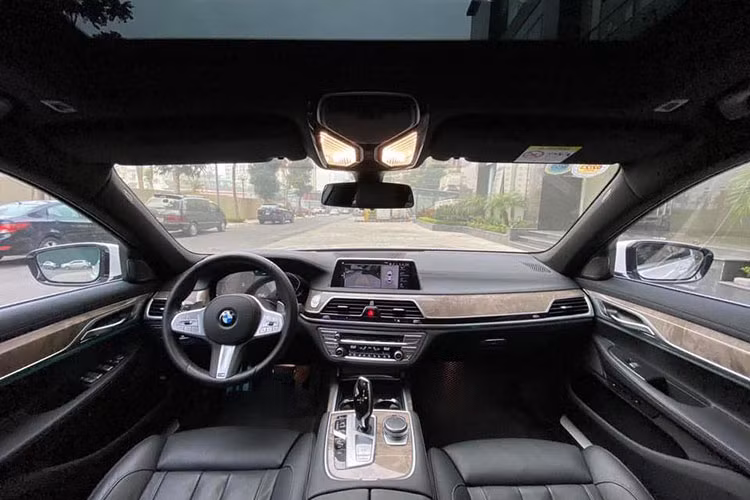 BMW không chỉ thay đổi Series 7 về thiết kế ngoại thất. Ở bên trong, xe vẫn sở hữu khoang nội thất rộng rãi, thông thoáng và hàng loạt trang bị, tính năng, công nghệ tiện ích cao cấp cho người lái và hành khách.